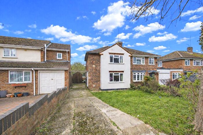 3 Bedroom Semi Detached House For Sale In Dell Road, Tilehurst, Reading, Berkshire, RG31