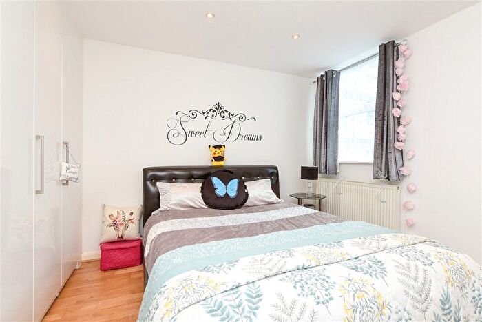 1 Bedroom Flat For Sale In Croydon Road, Caterham, Surrey, CR3
