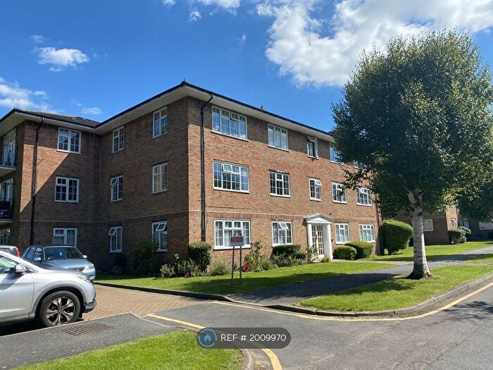 2 Bedroom Flat To Rent In Robin Hood Lane, Sutton, SM1