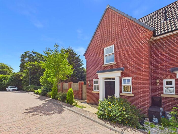 2 Bedroom End Of Terrace House For Sale In Field View Drive, Hessle, HU13