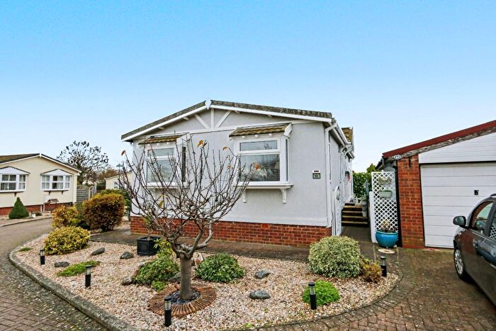 2 Bedroom Mobile Home For Sale In New Road, Clifton, Shefford, SG17