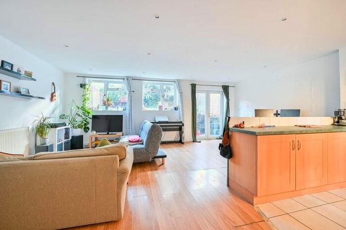2 Bedroom Flat To Rent In Crystal Palace Road, East Dulwich, London, SE22