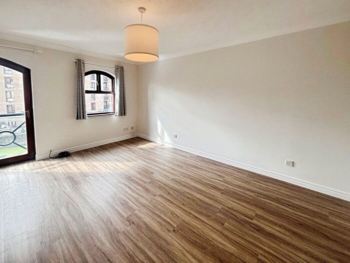 2 Bedroom Flat To Rent In Riverside Court, Leeds, West Yorkshire, LS1