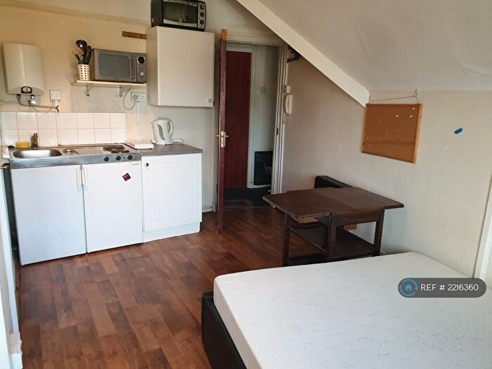 Studio To Rent In Finchley Lane, London, NW4