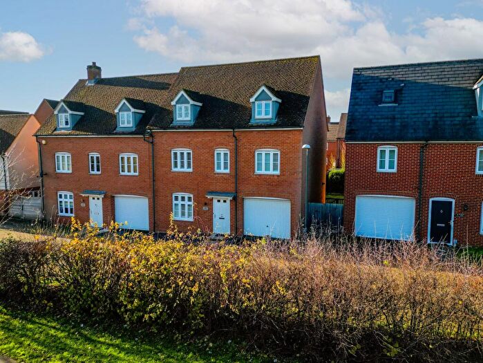 5 Bedroom Semi-Detached House For Sale In Brimstone Lane, Aylesbury, HP19