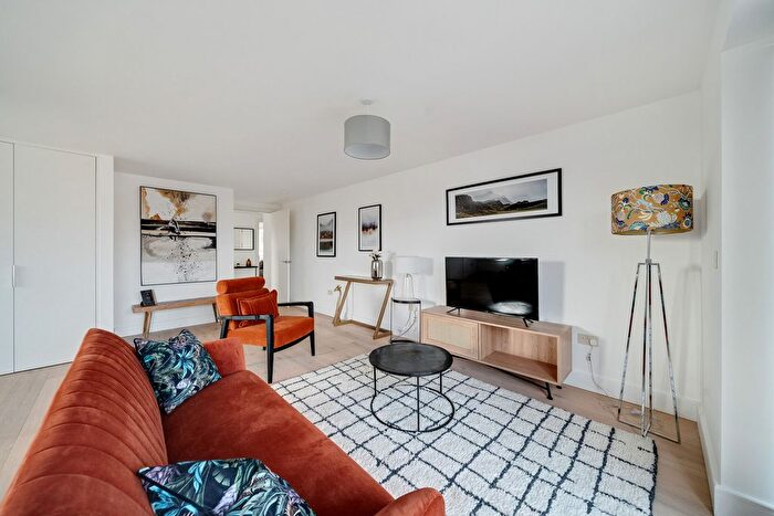 2 Bedroom Flat For Sale In Unit Whetstone Square, Whetstone, N20