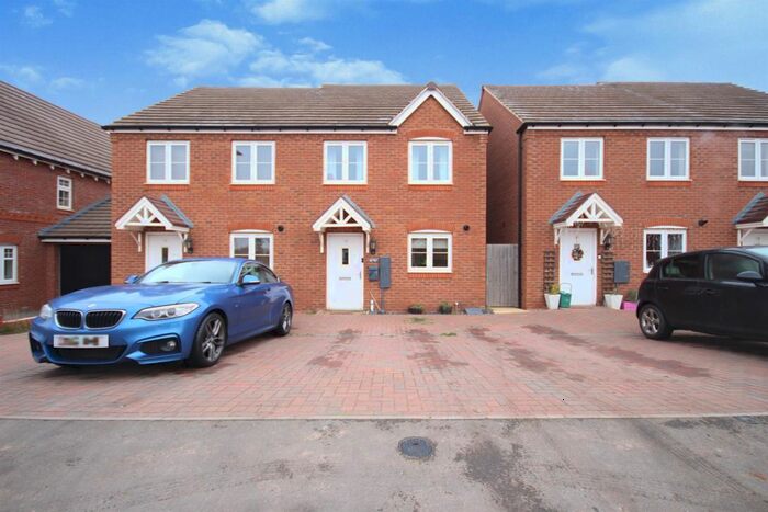 3 Bedroom Semi-Detached House For Sale In Bloxham Way, Radford Semele, Leamington Spa, CV31