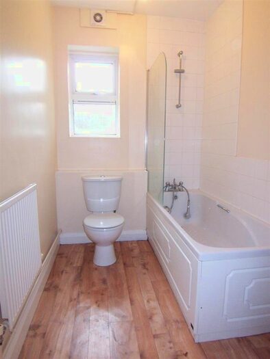 2 Bedroom Flat To Rent In Chestnut Grove, New Malden, KT3