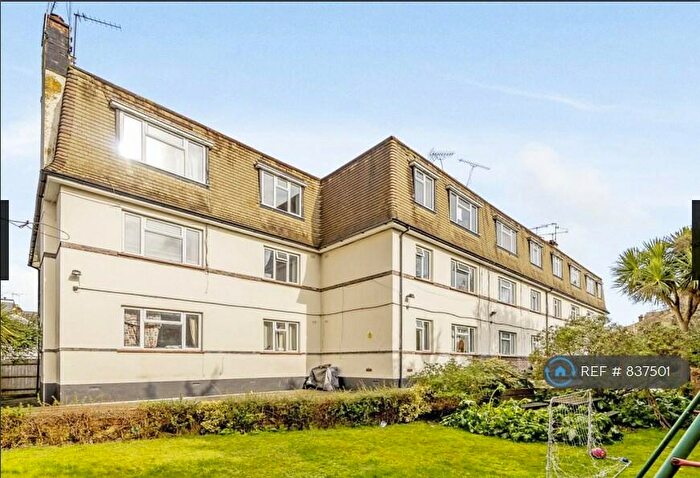 2 Bedroom Flat To Rent In Park Close, Kingston Upon Thames, KT2