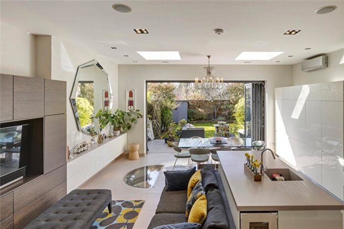 4 Bedroom Semi Detached House For Sale In Ramsden Road, SW12