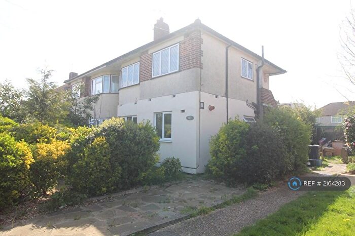 2 Bedroom Flat To Rent In Fullwell Avenue, Ilford, IG5