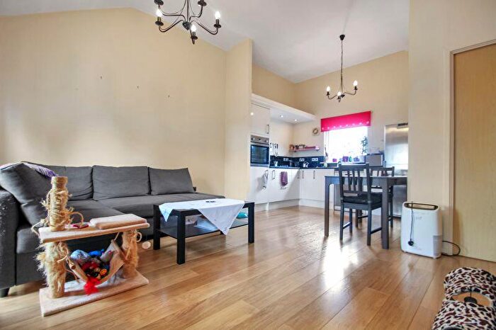 2 Bedroom Flat For Sale In Follager Road, Rugby, CV21