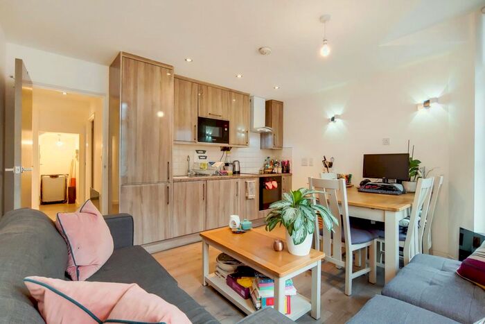 3 Bedroom Flat To Rent In Putney High Street, London, SW15