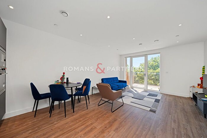 2 Bedroom Flat To Rent In Brecon Court, Hounslow, TW3