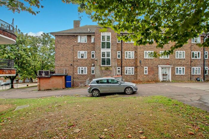 3 Bedroom Apartment For Sale In The Grange, London, N2