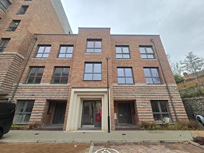 2 Bedroom Apartment To Rent In Larch Way, Oakwood, N14