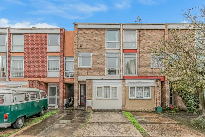 2 Bedroom Flat To Rent In Harefields, Oxford, OX2