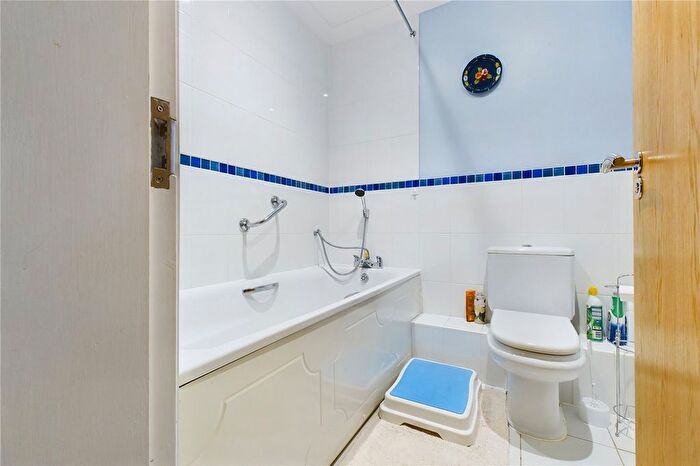 2 Bedroom Flat For Sale In Marsh Place, Pangbourne, Reading, RG8
