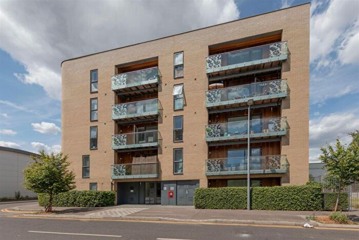 1 Bedroom Apartment For Sale In Hickman Avenue, Highams Park, E4