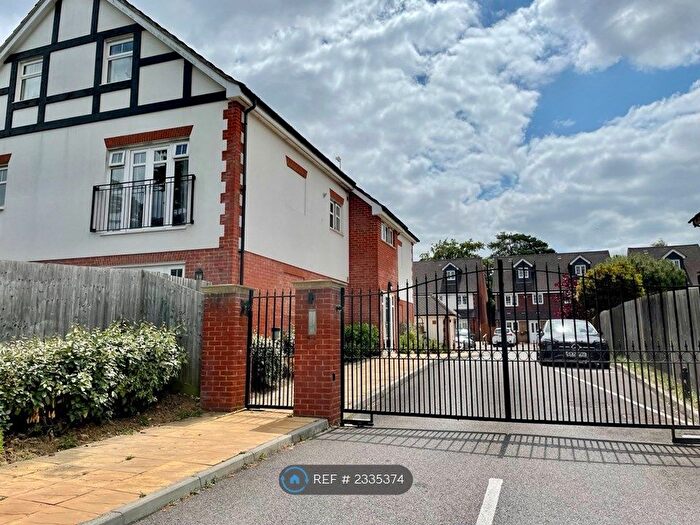 2 Bedroom Flat To Rent In St. Pauls Mews, Crawley, RH10