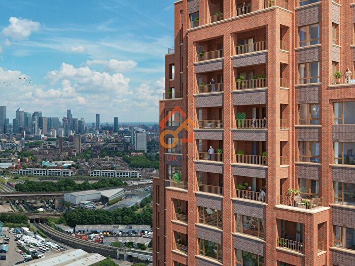 2 Bedroom Flat To Rent In Bermondsey Heights, - Llderton Road, London, SE15