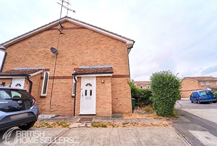 1 Bedroom Terraced House For Sale In Parker Walk, Aylesbury, Buckinghamshire, HP19