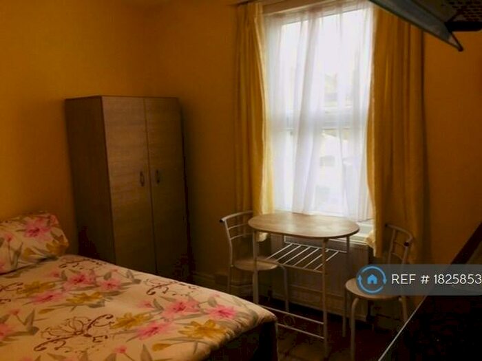 Studio To Rent In Green Lanes, London, N8