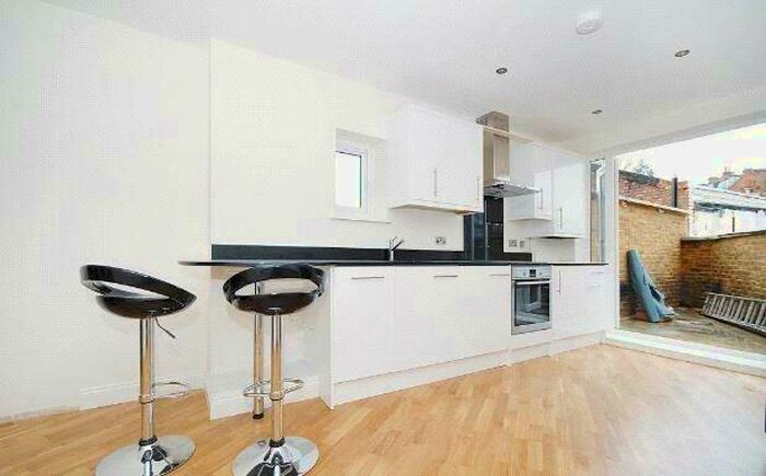 Apartment To Rent In Finchley Road, London, NW2