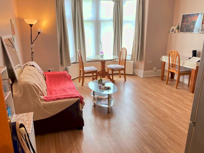 1 Bedroom Flat To Rent In Very North Common Road Area, Ealing Broadway East, W5