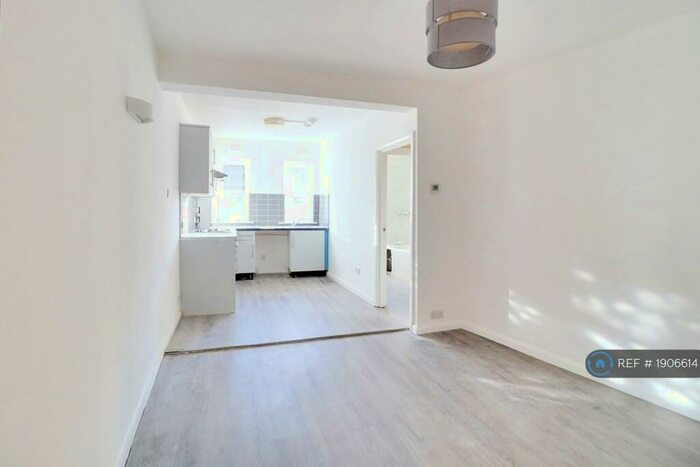 2 Bedroom Flat To Rent In Waldram Crescent, London, SE23