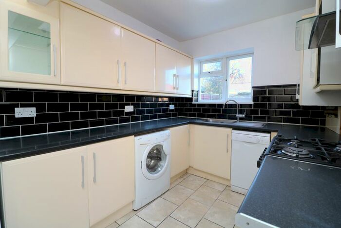 3 Bedroom Flat To Rent In Claremont Avenue, KT3