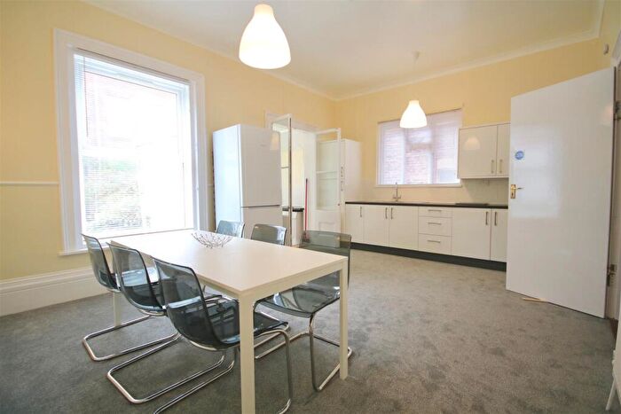 6 Bedroom Semi-Detached House To Rent In Shaftesbury Road, Southsea, PO5