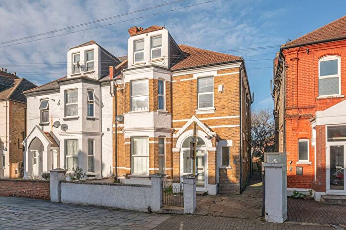 2 Bedroom Flat For Sale In Barrow Road, Streatham, London, SW16