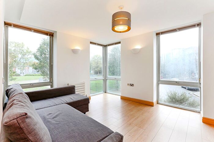 2 Bedroom Flat To Rent In Hunt Close, Hammersmith, London, W11