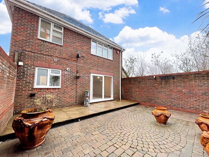 2 Bedroom Maisonette To Rent In Wharf Mews, Bournemouth, BH4