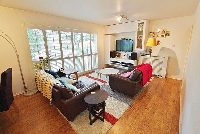 2 Bedroom Flat To Rent In Grandfield Avenue, Watford, WD17