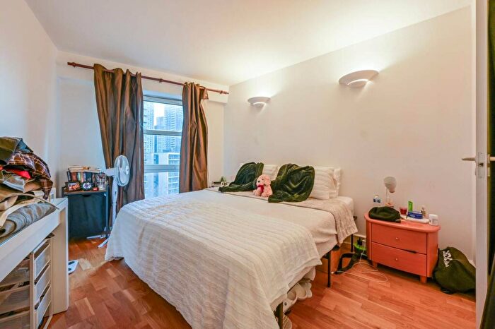 2 Bedroom Flat For Sale In Cascades Tower, Canary Wharf, London, E14