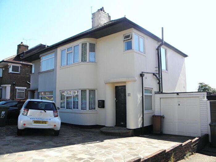 3 Bedroom Semi-Detached House To Rent In Rvc Students: Highview Gardens, Potters Bar, EN6