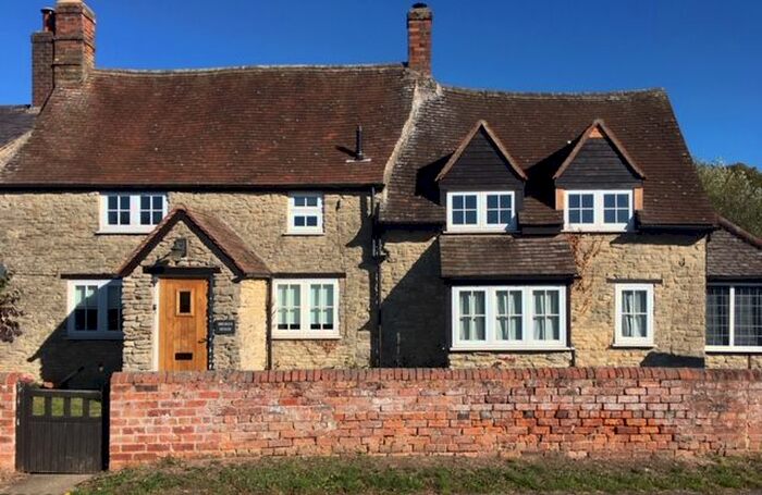 4 Bedroom Semi-Detached House For Sale In Oxford Road, Wendlebury, OX25