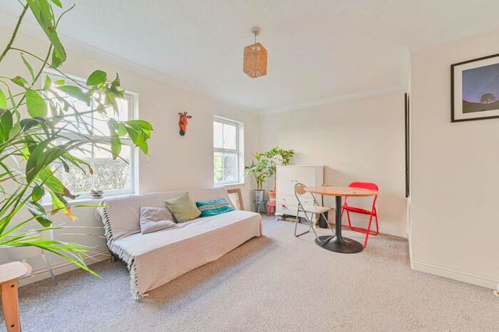2 Bedroom Flat For Sale In Woods Road, Peckham, London, SE15