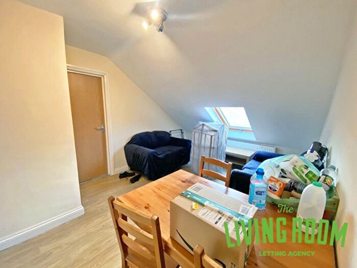 3 Bedroom Flat To Rent In Mundy Place, Cathays, Cardiff, CF24