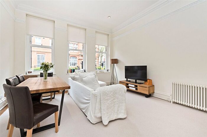 Studio To Rent In Kensington Court, London, W8