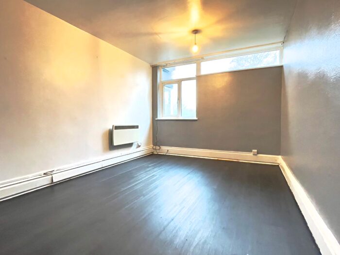 2 Bedroom Flat To Rent In The Lindens, Newbridge Crescent, Wolverhampton, WV6