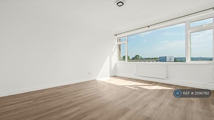 3 Bedroom Flat To Rent In Park Farm Close, London, N2