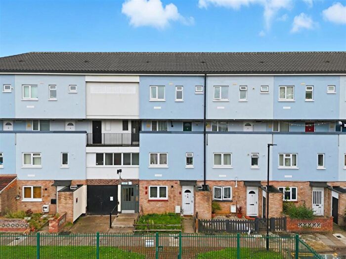 3 Bedroom Maisonette For Sale In Lawson Road, Enfield, EN3