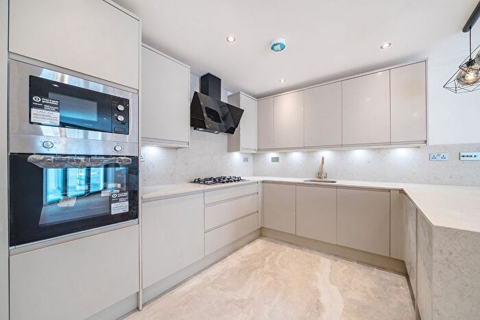 3 Bedroom Detached House To Rent In Angles Road, Streatham, London, SW16