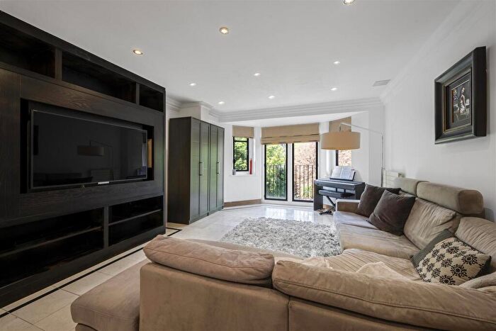 3 Bedroom Flat To Rent In Lindfield Gardens, Hampstead, NW3