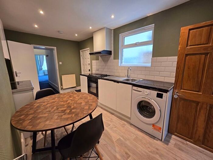 1 Bedroom Flat To Rent In Sandmere Road, Clapham North, London, SW4