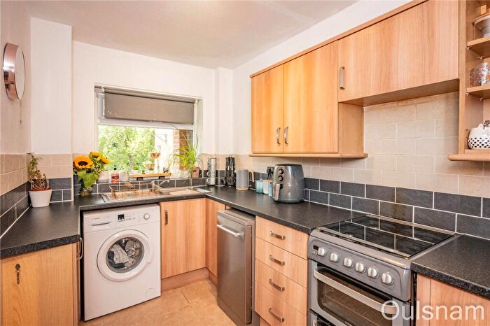 2 Bedroom Apartment For Sale In Stourbridge Road, Catshill, Bromsgrove, Worcestershire, B61