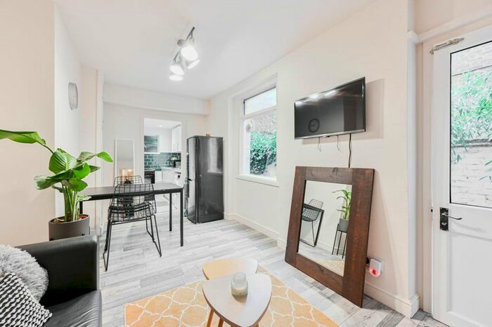 2 Bedroom Flat To Rent In Larcom Street, London, SE17